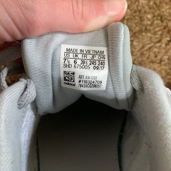 Women’s grey adidas shoes size 7.5 - Picture 6 of 6